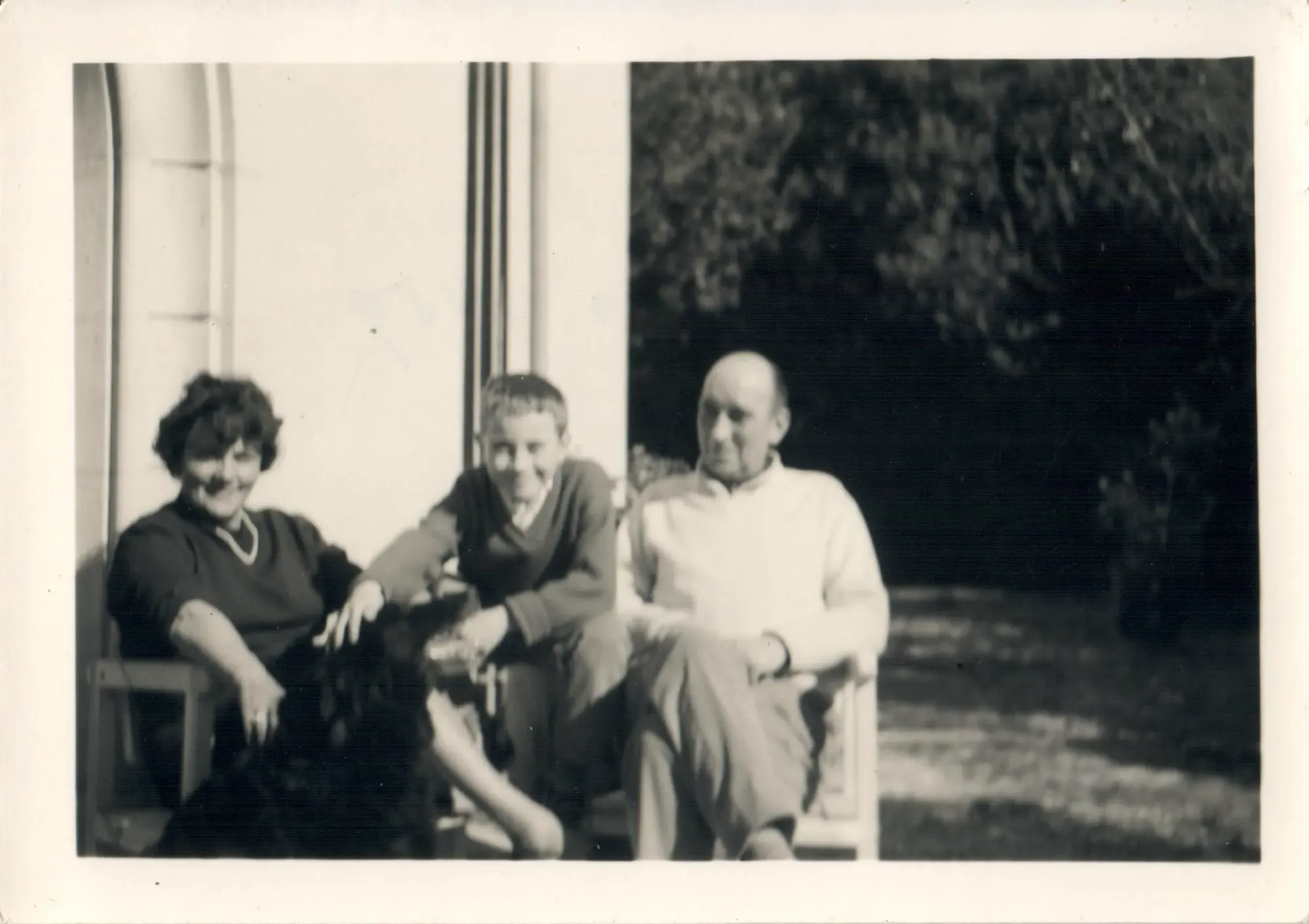 Milou, Marcel et Édouard enfant, devant la bergerie, fin des années 1950