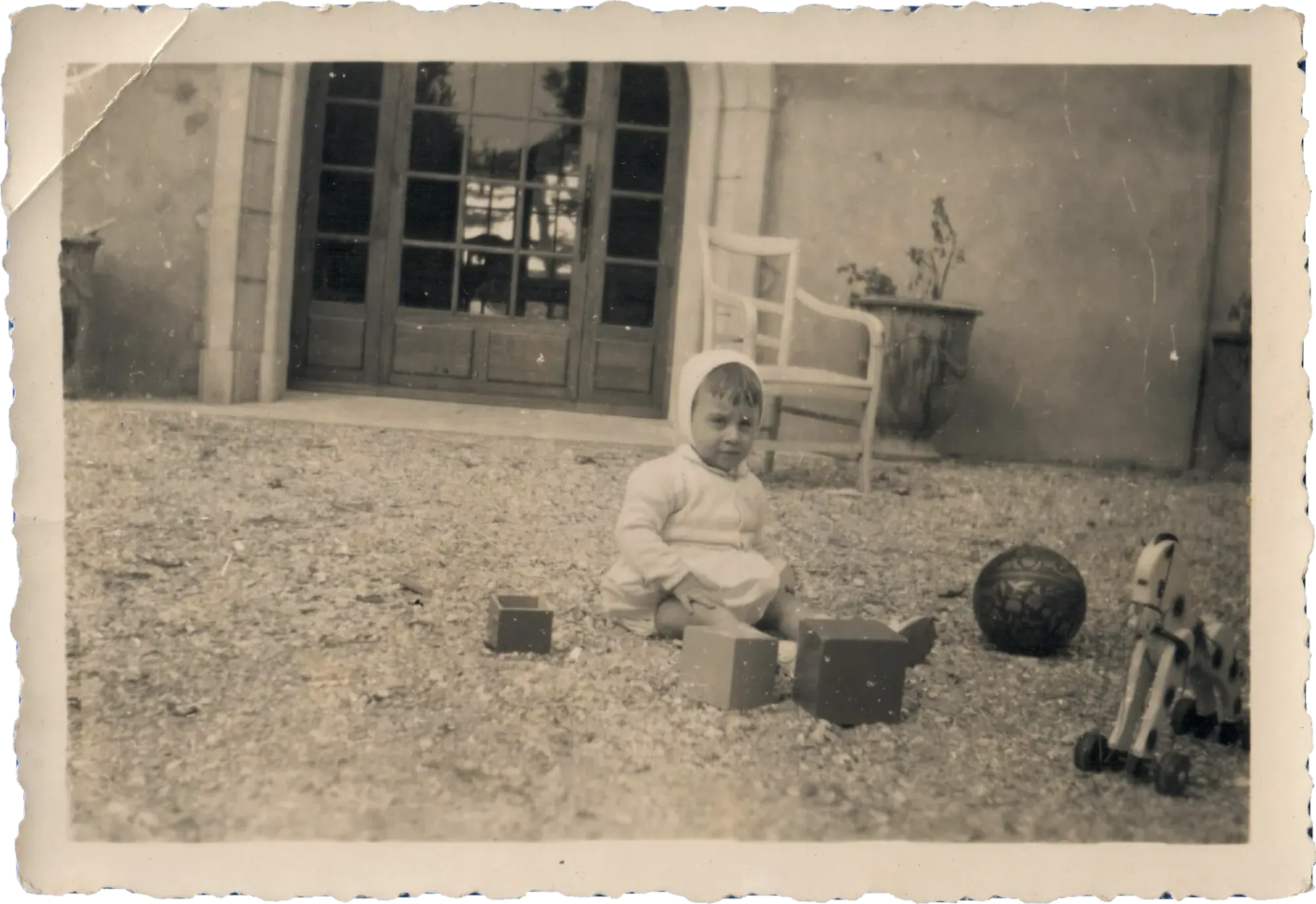 Edouard et ses jouets devant la bergerie, années 1950