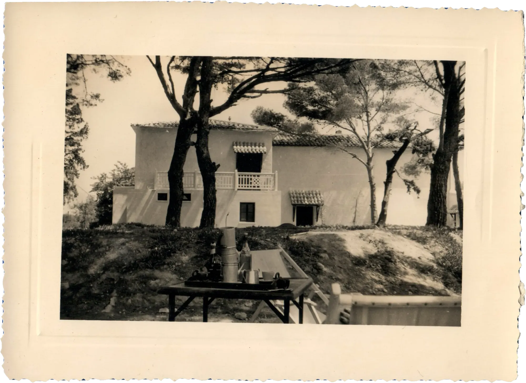 La bergerie dans les années 1950, la table du café sous les pins