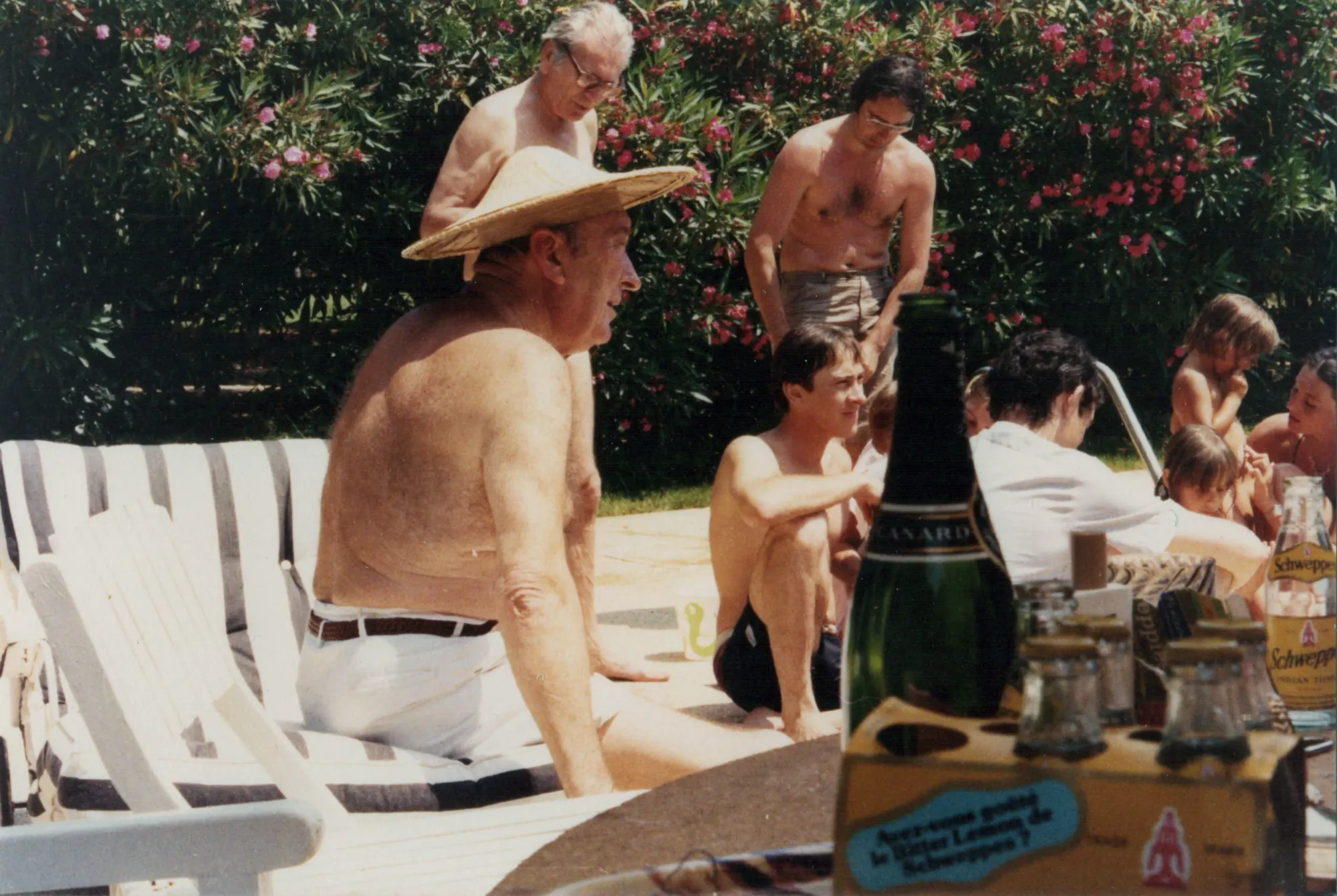 Grande tablée familiale au domaine, années 1970