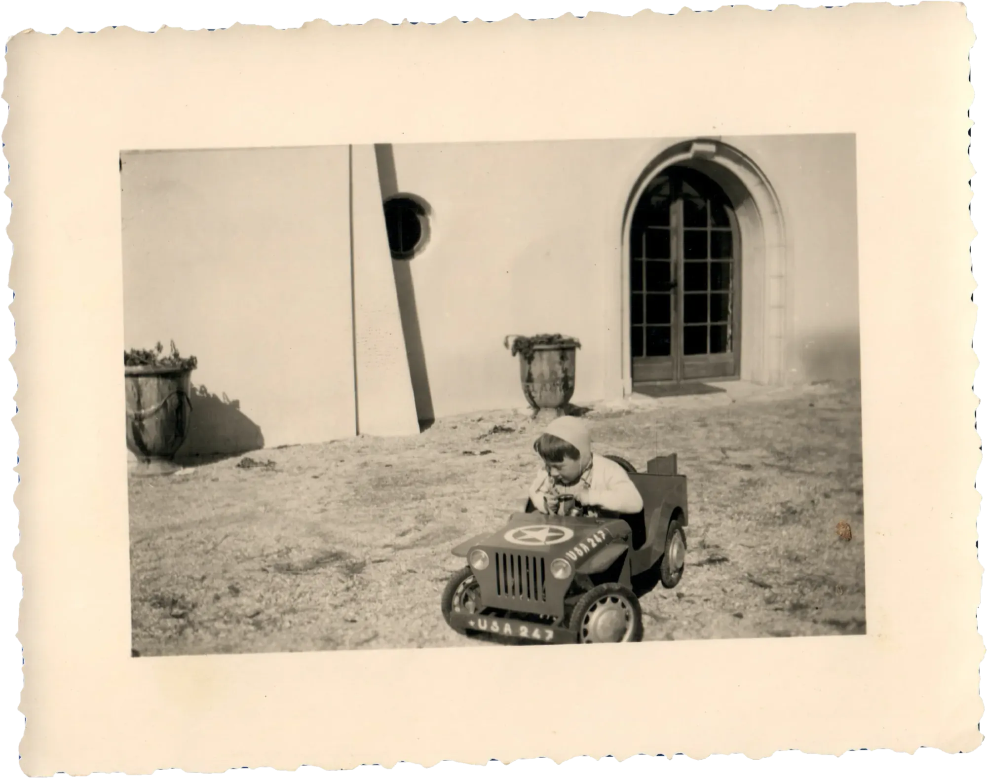 Edouard et sa jeep de l'armée américaine, années 1950