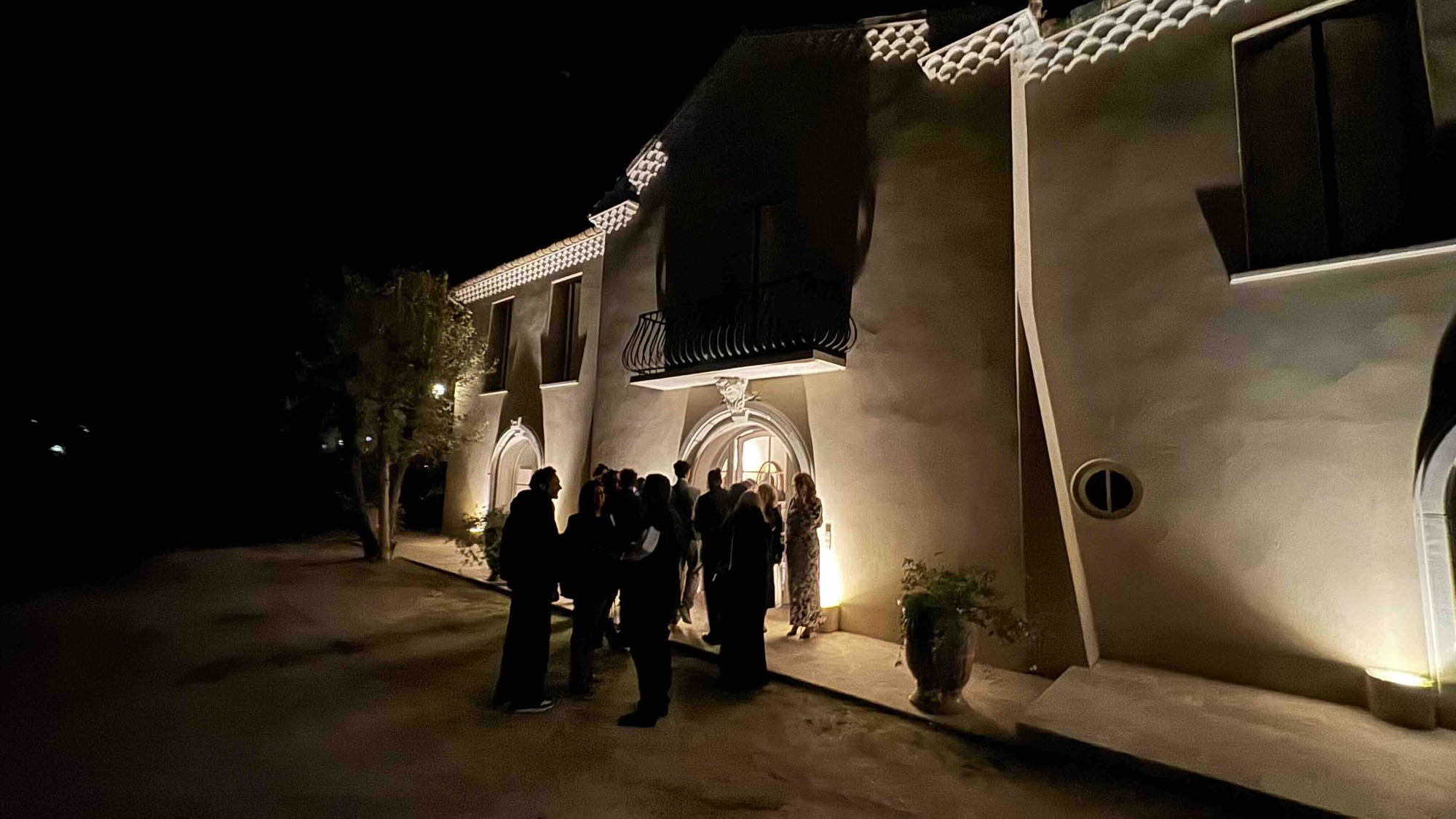 Soirée d'entreprise, la façade illuminée à la nuit tombée