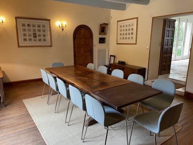 Le salon passant en configuration table de travail, sous les poutres