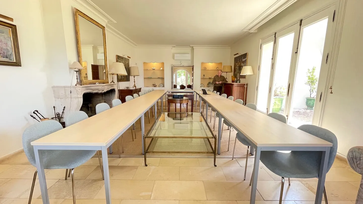 La salle de travail en configuration U, vue depuis le bout de la table