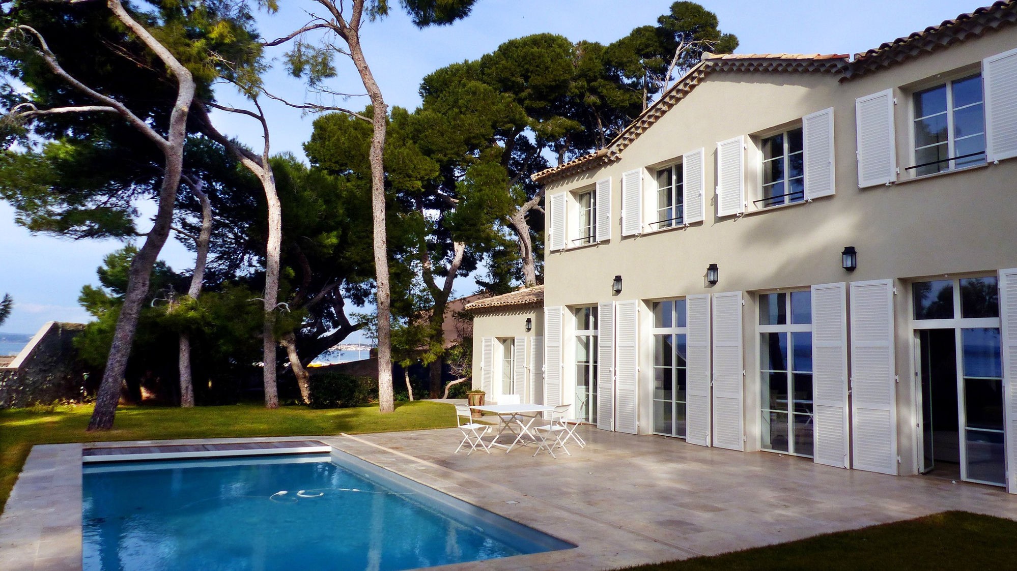 La Bergerie de l'Étang — villa aux volets blancs, piscine face à l'étang