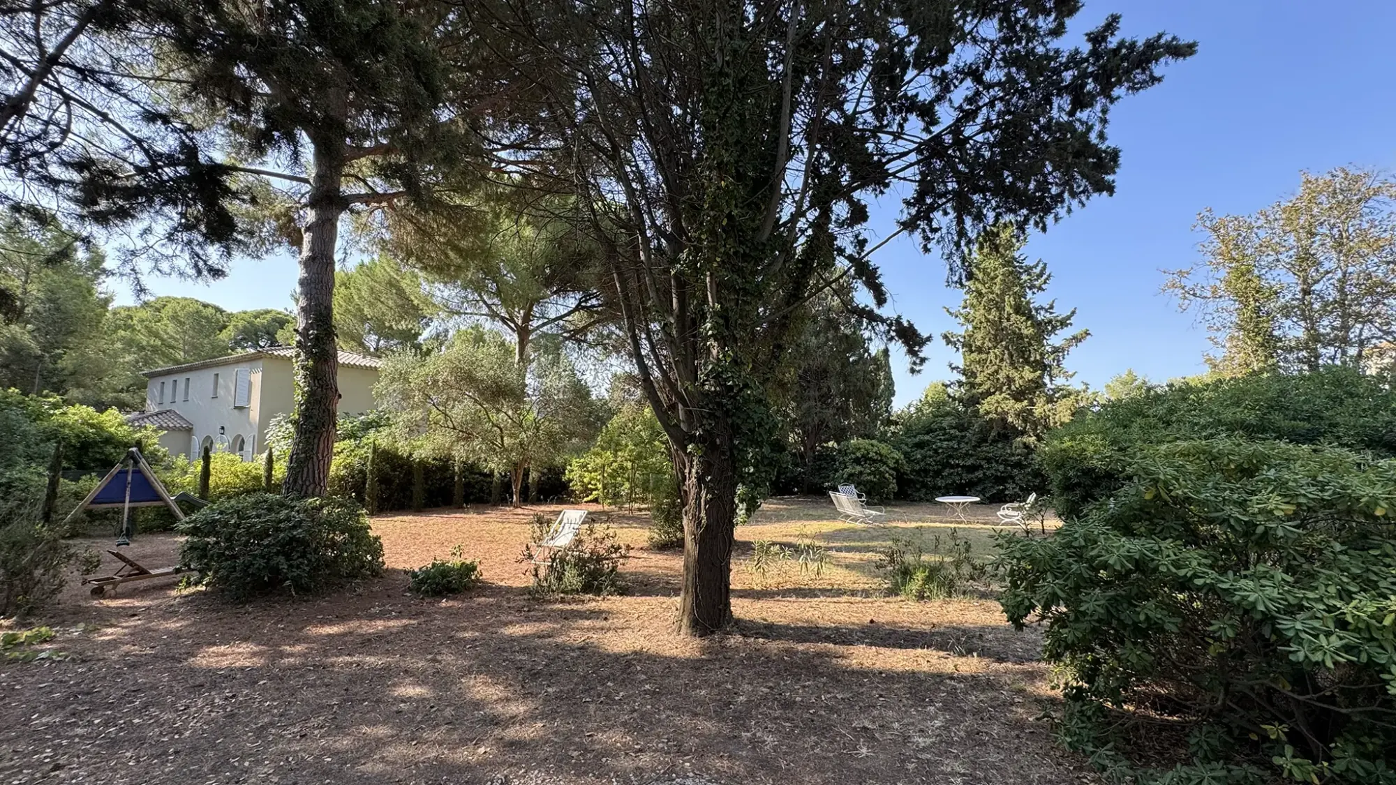 Les extérieurs de La Bergerie — jardins, terrasses et piscine