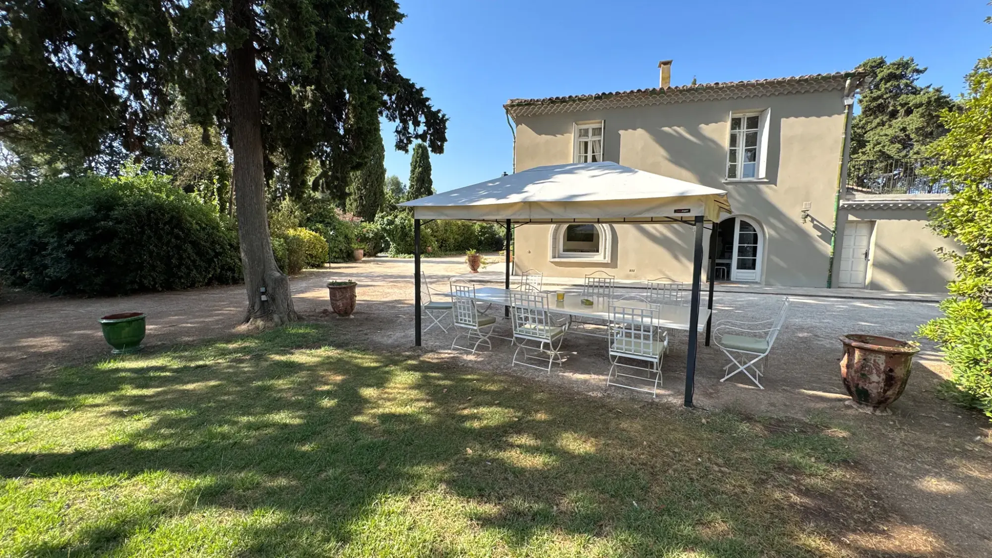 Les extérieurs de La Bergerie — jardins, terrasses et piscine
