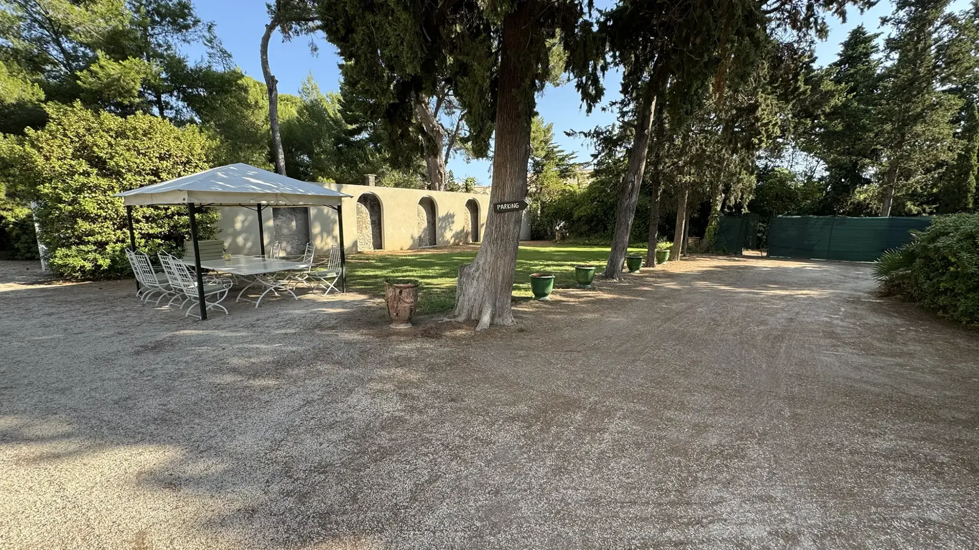 Les extérieurs de La Bergerie — jardins, terrasses et piscine