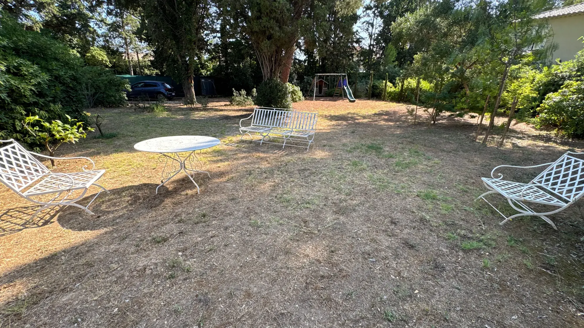 Les extérieurs de La Bergerie — jardins, terrasses et piscine