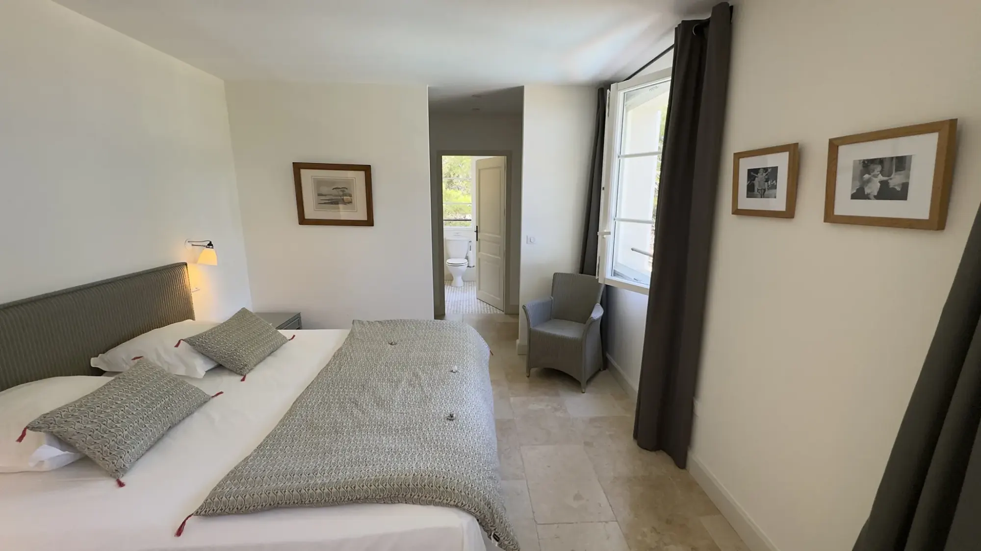 Chambres et salles de bain de La Bergerie de l'Étang