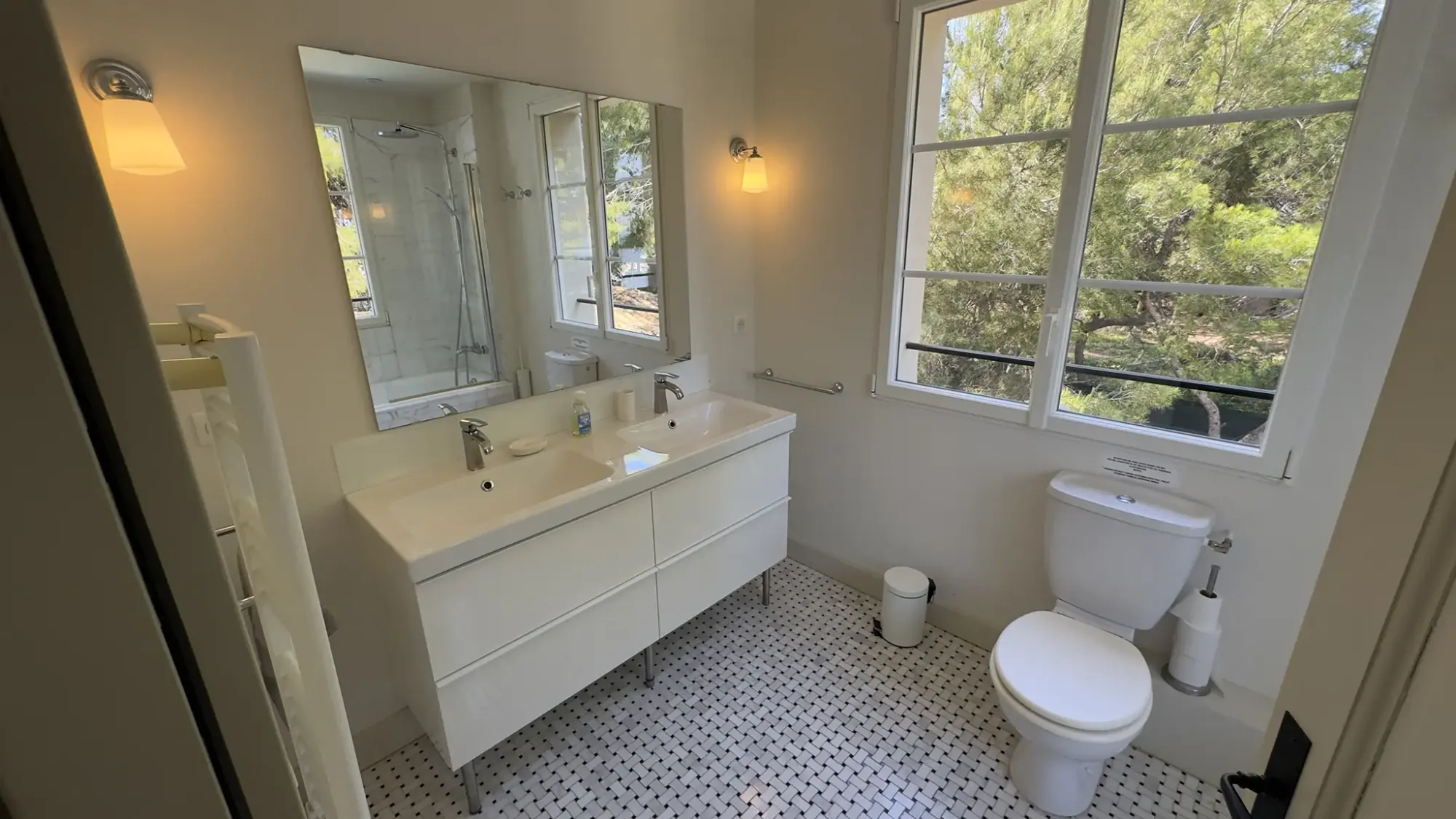 Chambres et salles de bain de La Bergerie de l'Étang