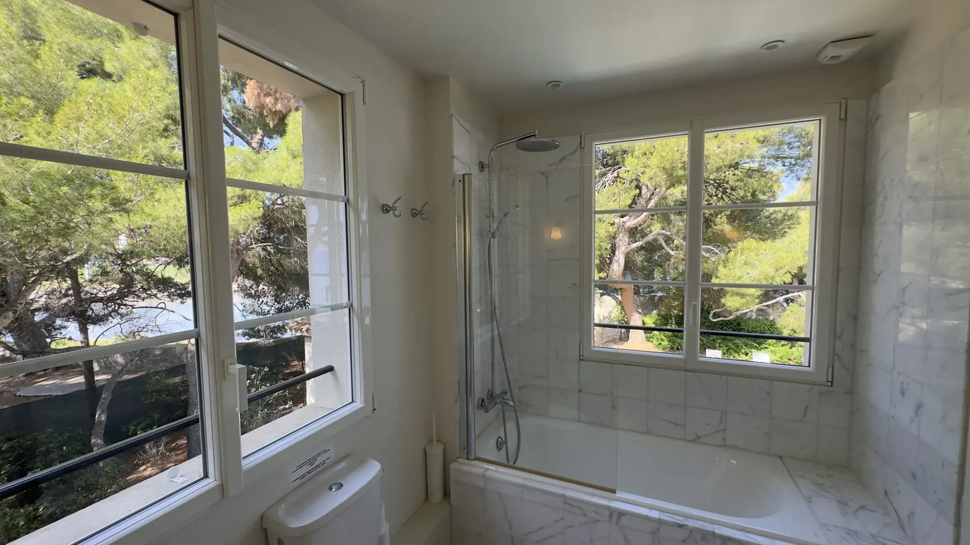 Chambres et salles de bain de La Bergerie de l'Étang