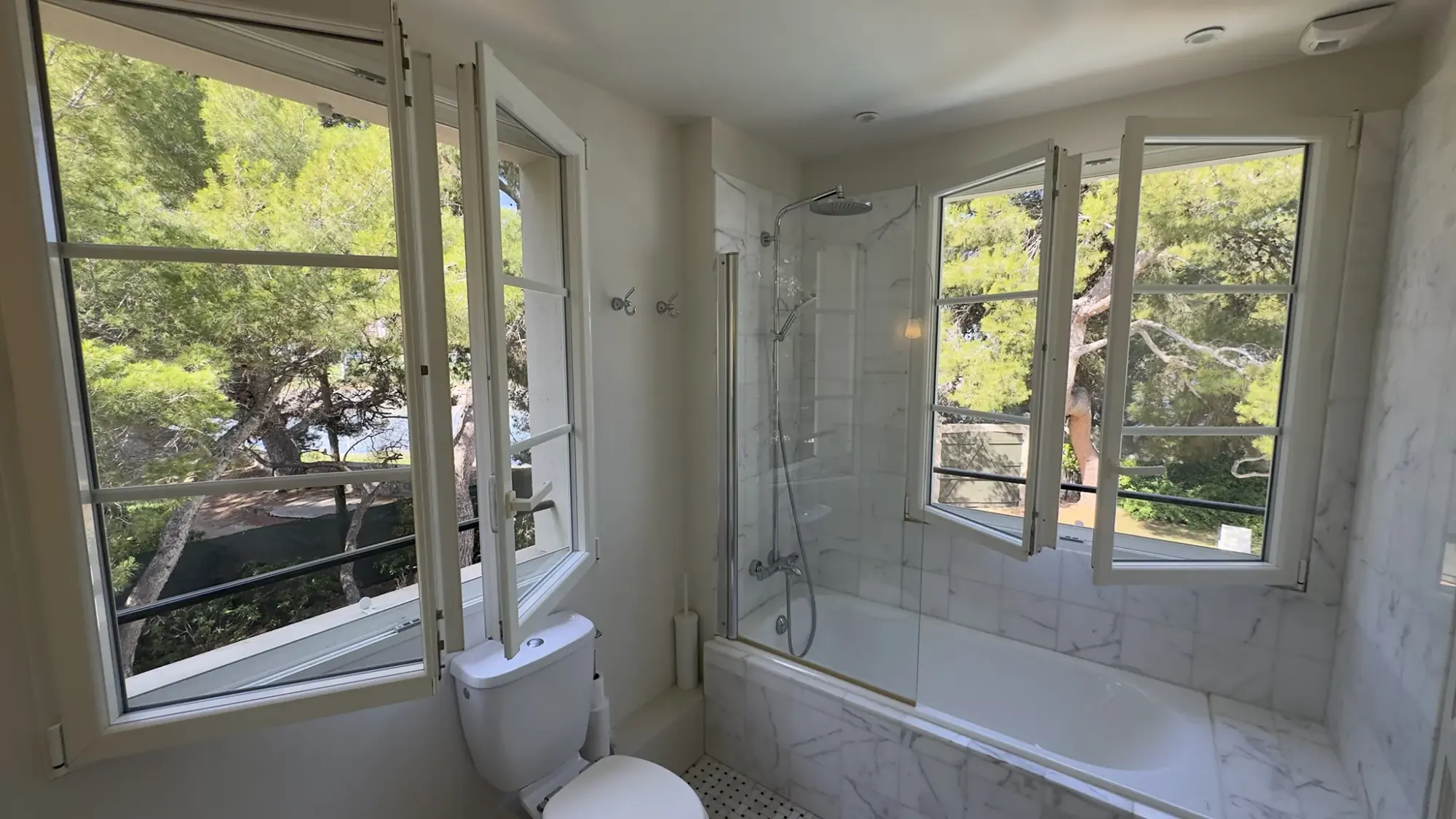 Chambres et salles de bain de La Bergerie de l'Étang