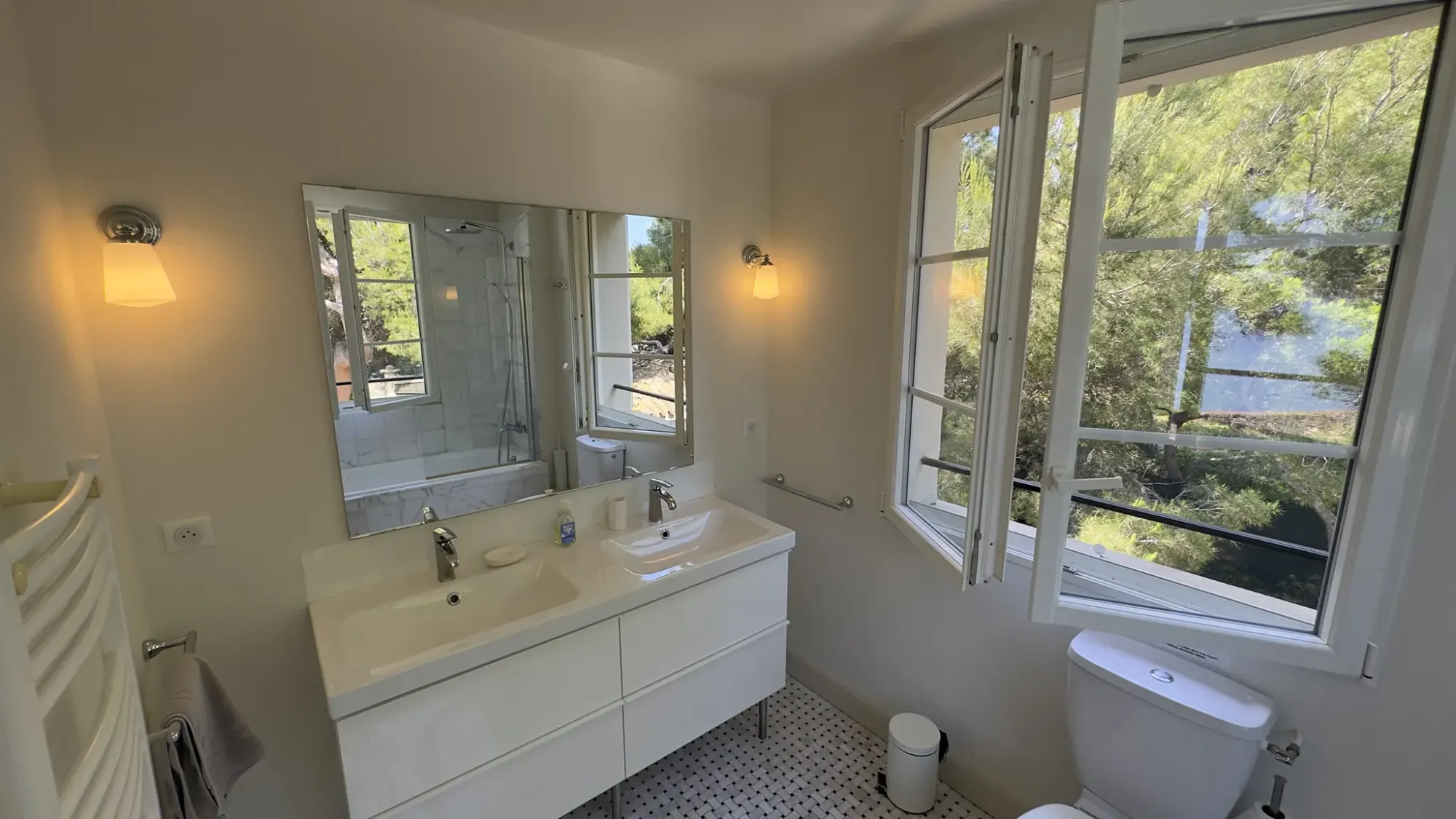 Chambres et salles de bain de La Bergerie de l'Étang