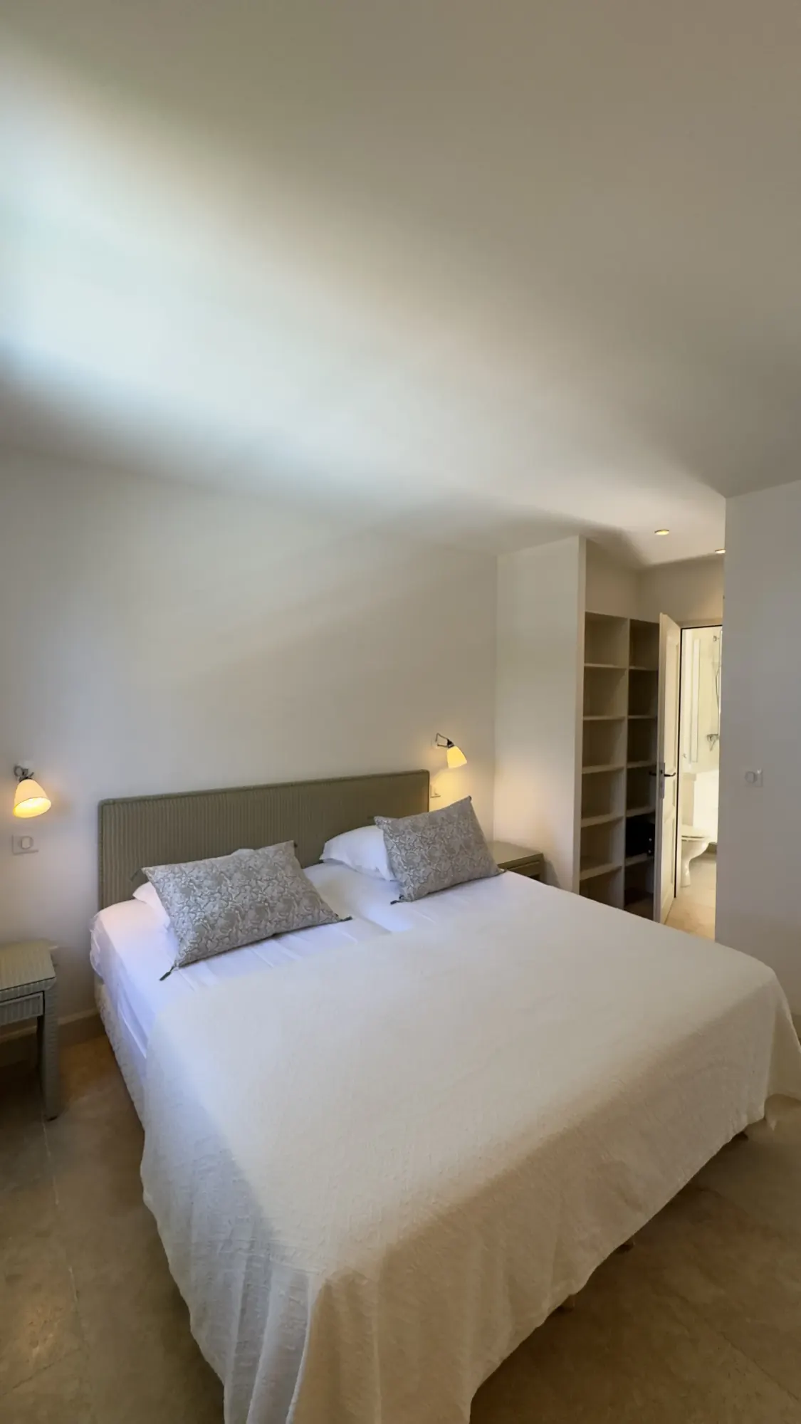 Chambres et salles de bain de La Bergerie de l'Étang