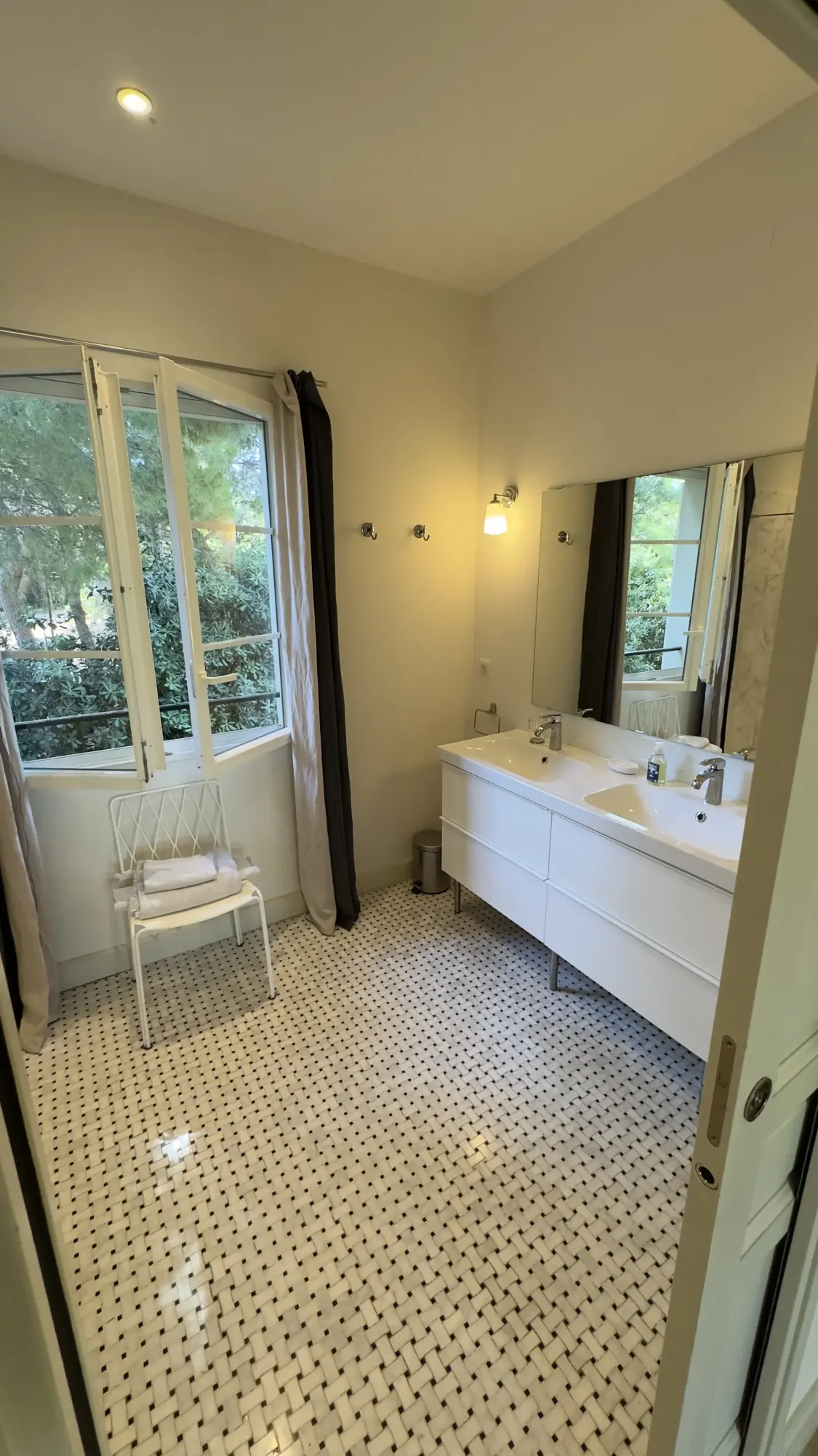 Chambres et salles de bain de La Bergerie de l'Étang