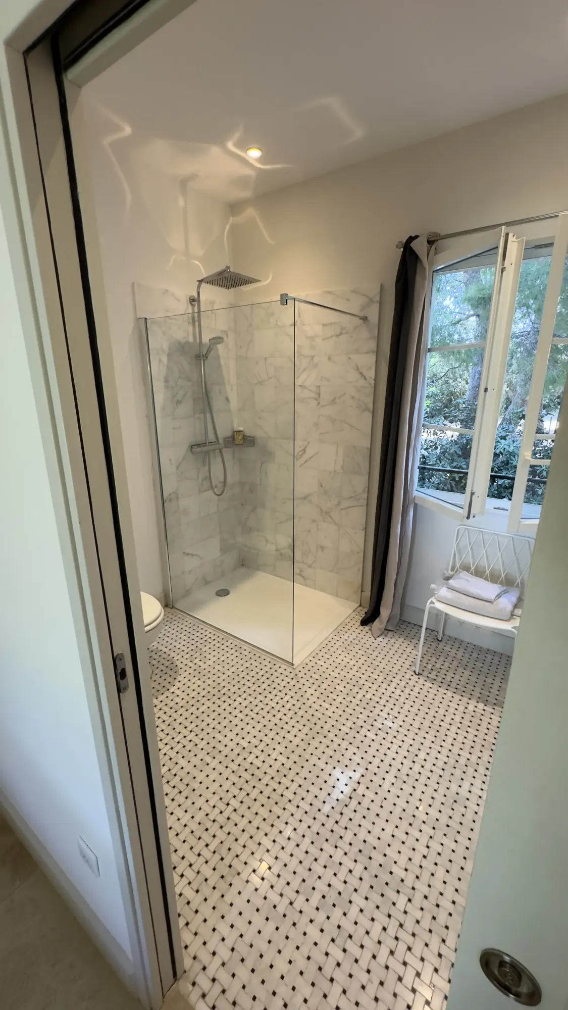 Chambres et salles de bain de La Bergerie de l'Étang