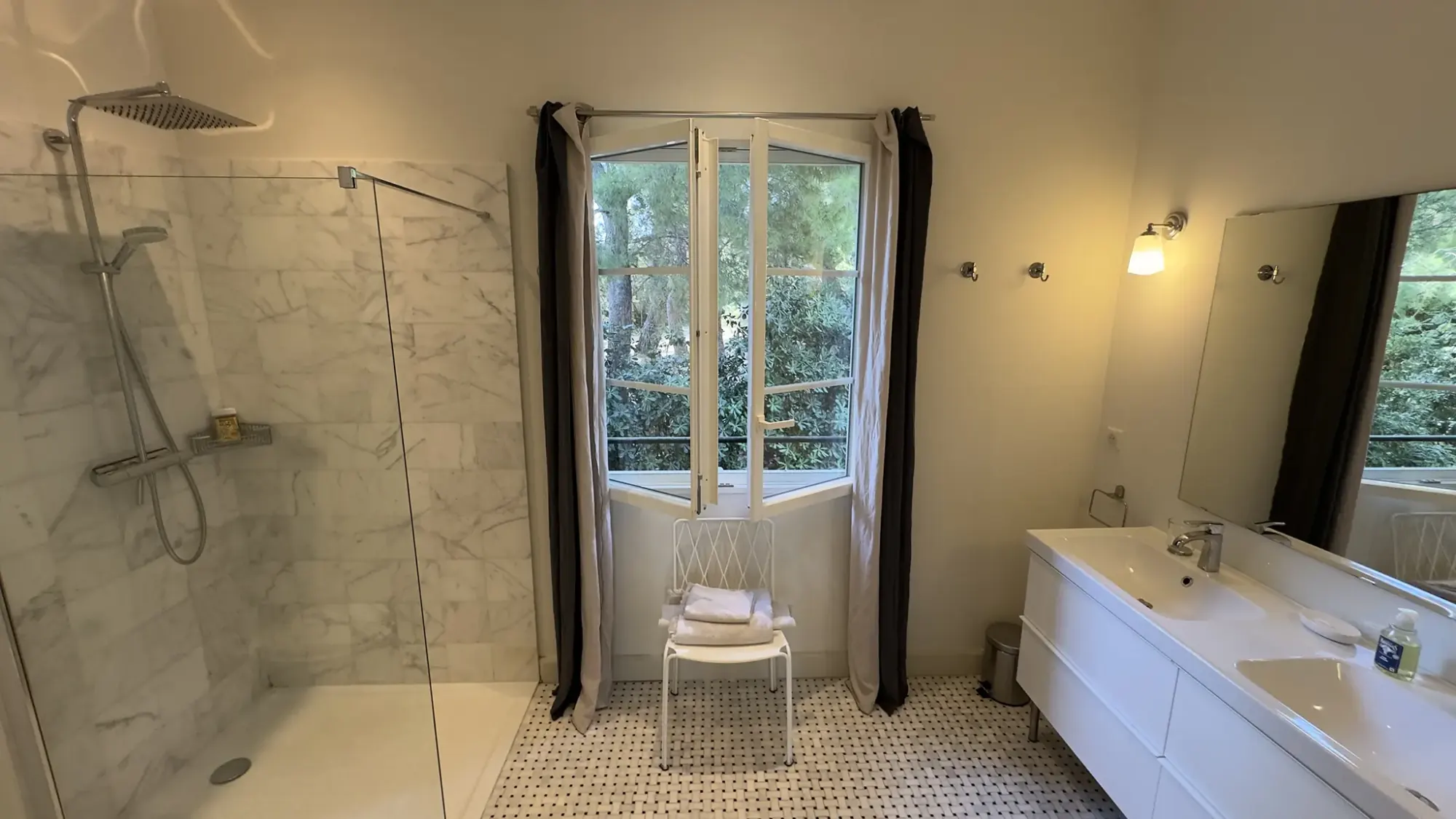 Chambres et salles de bain de La Bergerie de l'Étang