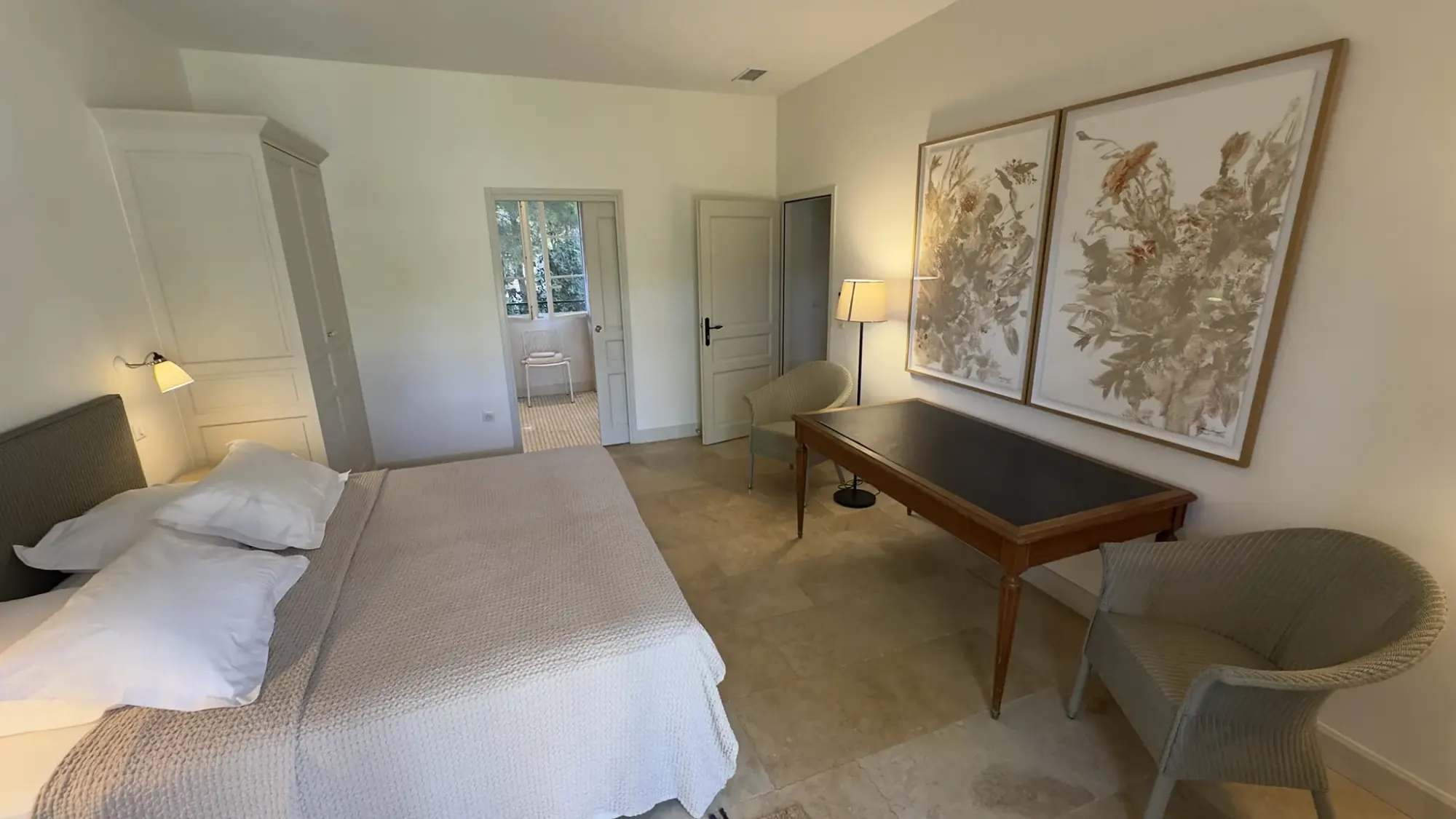 Chambres et salles de bain de La Bergerie de l'Étang