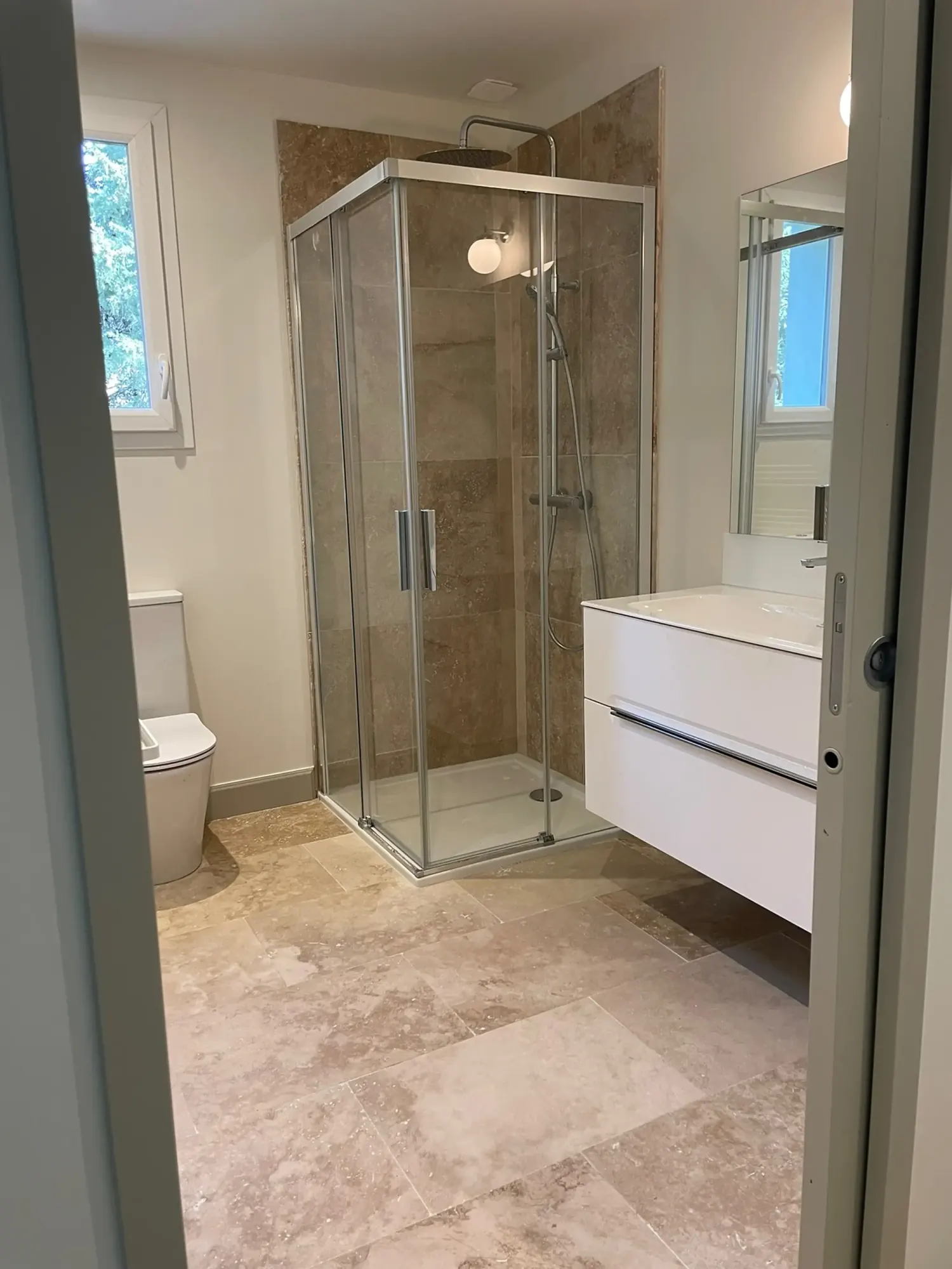 Chambres et salles de bain de La Bergerie du Parc