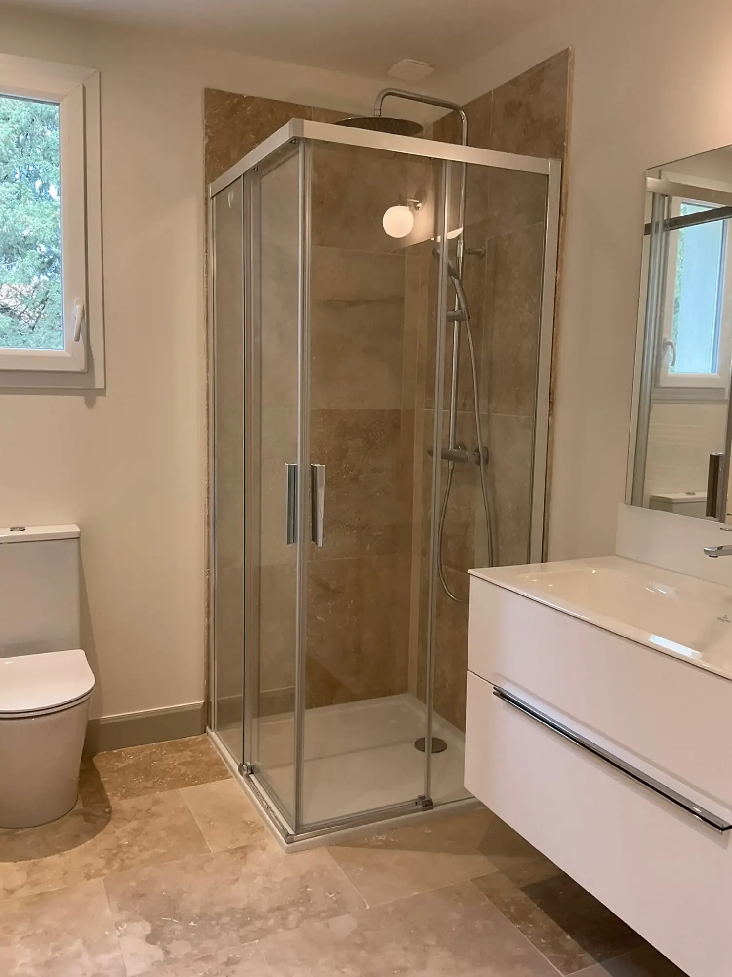 Chambres et salles de bain de La Bergerie du Parc