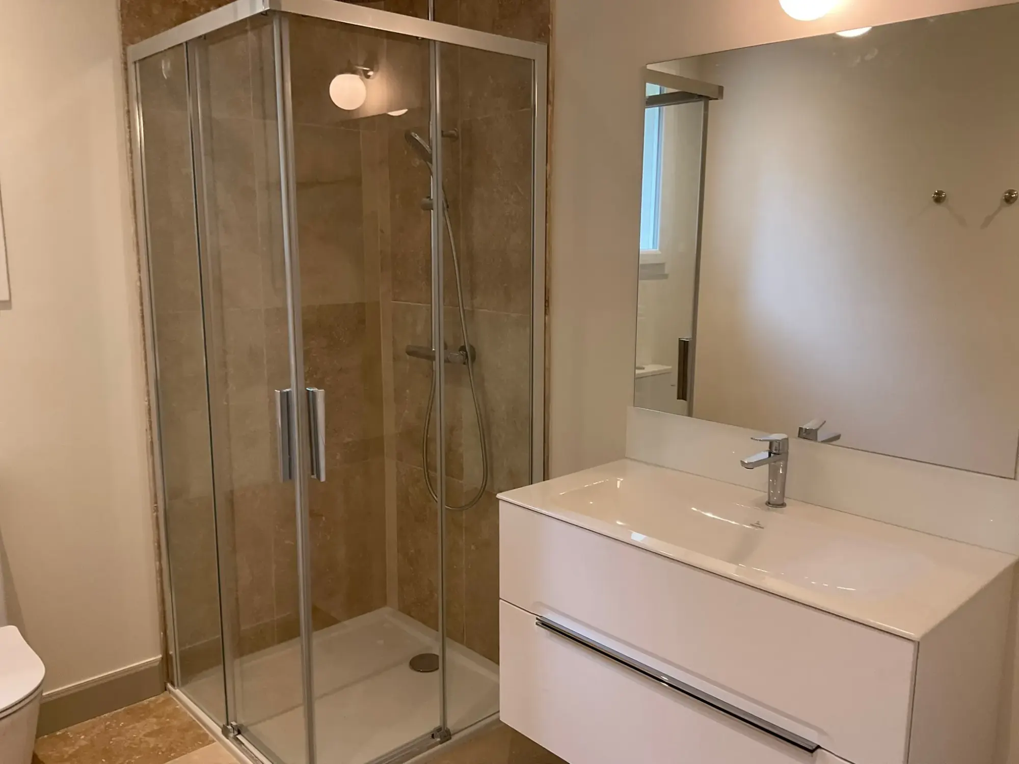 Chambres et salles de bain de La Bergerie du Parc